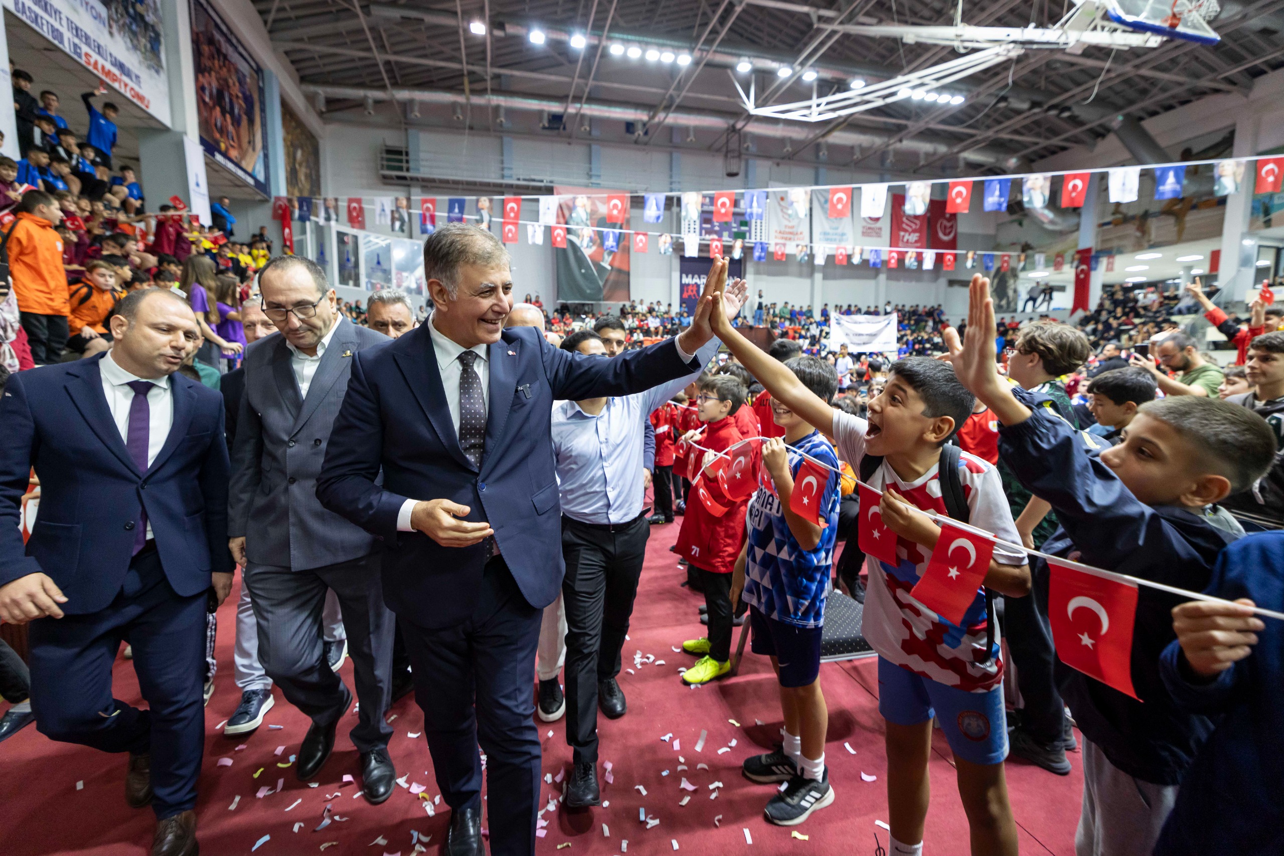 İzmir Büyükşehir Belediye Başkanı Tugay’dan İzmirli sporculara mesaj: “Destek bizden şampiyonluklar sizden”