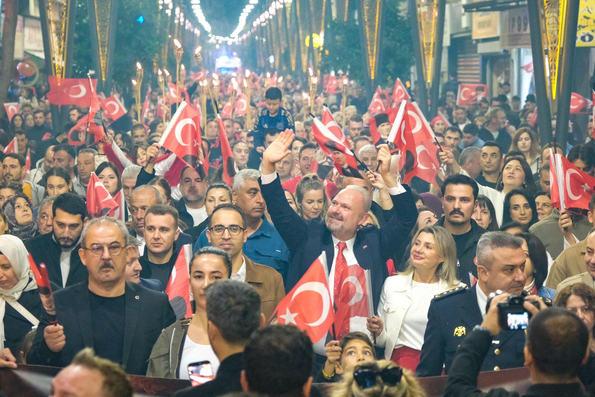Menemen'de binler, Cumhuriyet sevgisiyle yürüdü