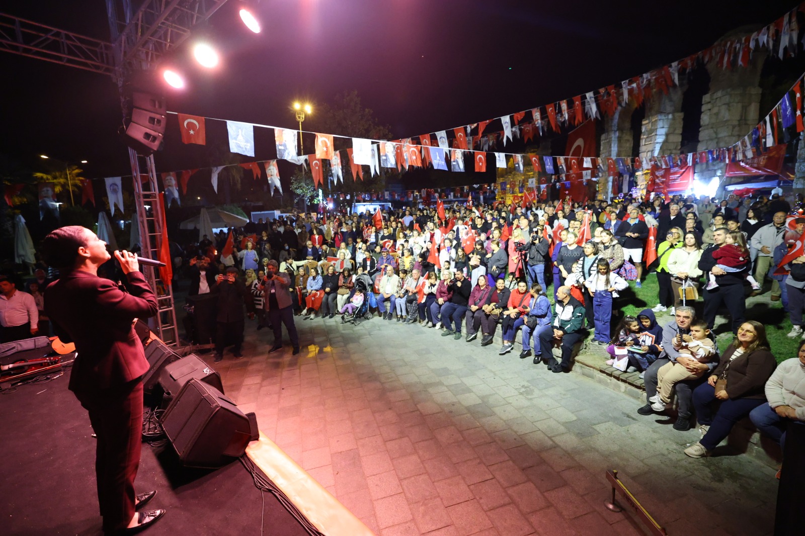 EFES SELÇUK’TA 29 EKİM GURURU: CUMHURİYET COŞKUSU MEYDANLARA TAŞTI