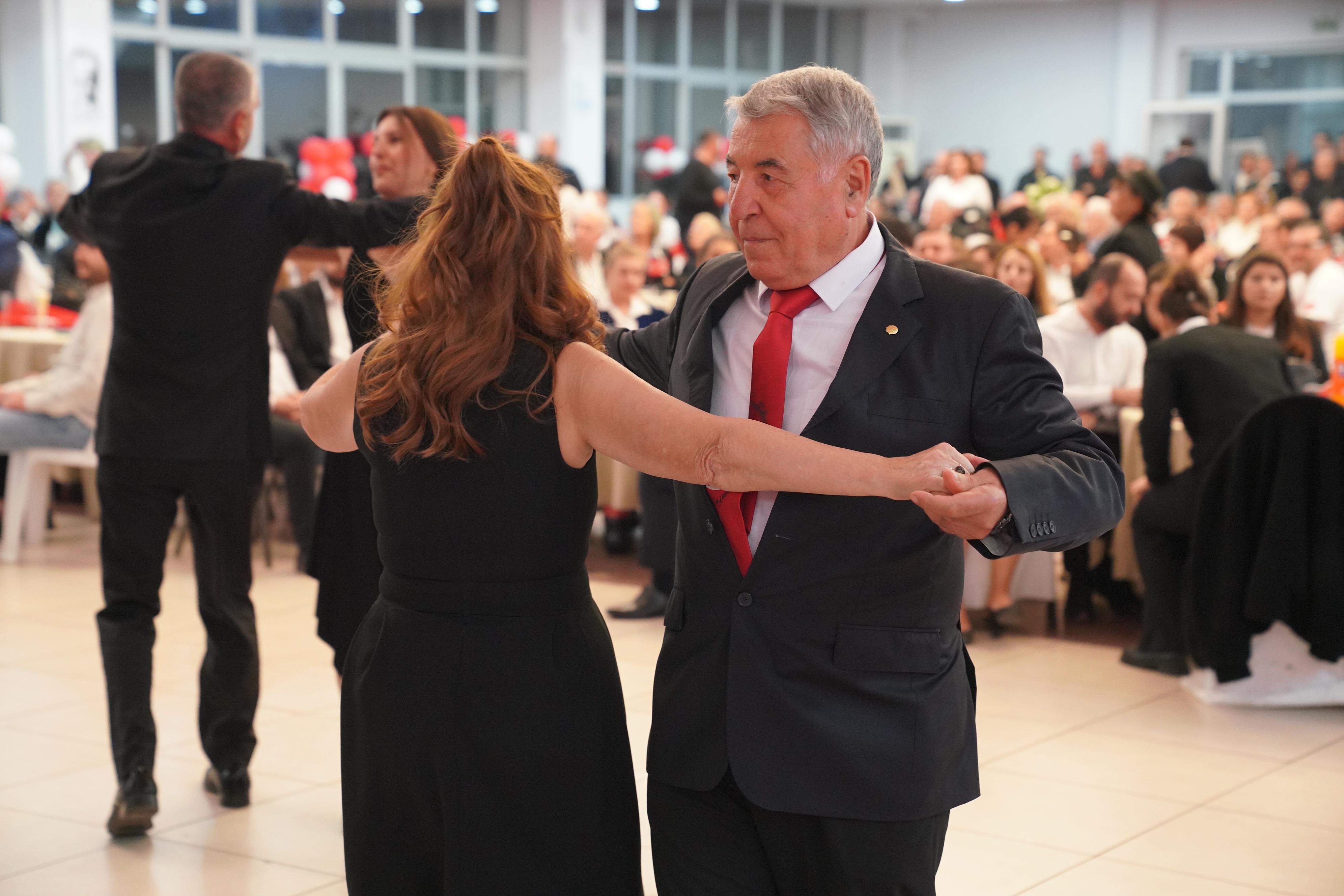 Seferihisar’da 29 Ekim Cumhuriyet Balosu’nda coşku dolu gece