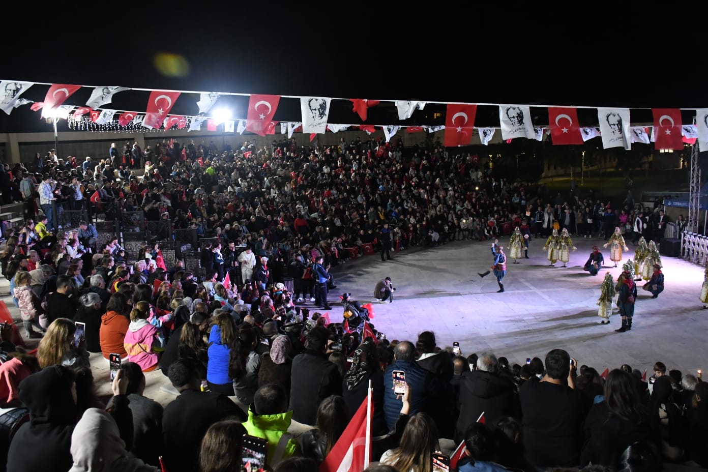 Torbalı’da Cumhuriyet Coşkusu: Binlerce Kişi Fener Alayında Buluştu