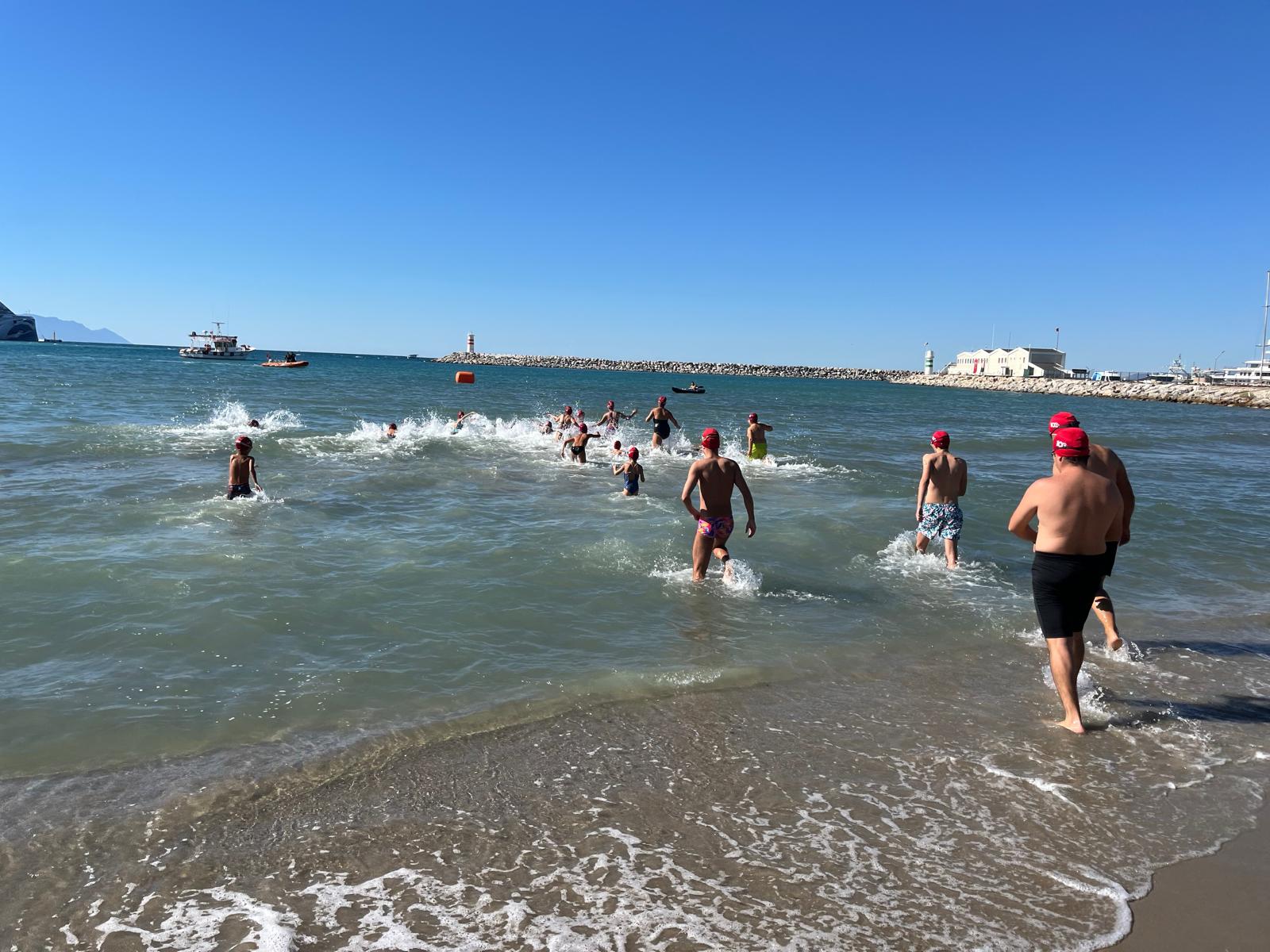 KUŞADASI GÜVERCİNADA ROTARY KULÜBÜ’NDEN “CUMHURİYETE SAYGI YÜZME ETKİNLİĞİ”