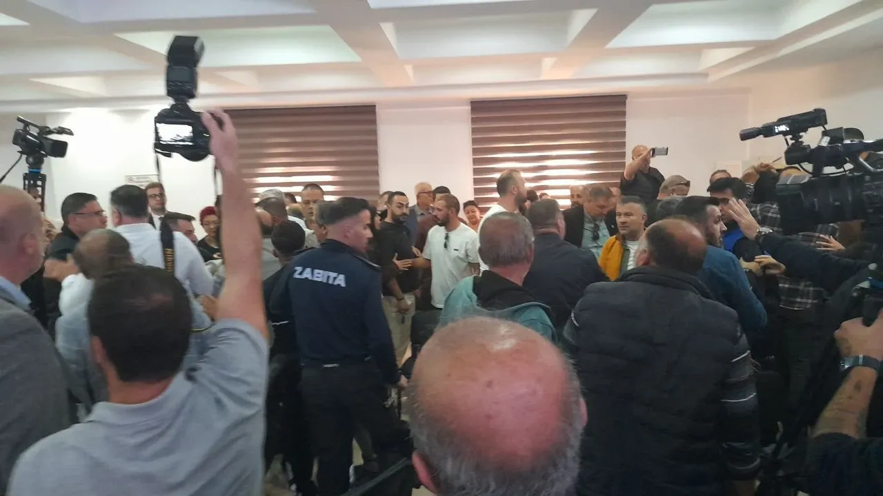 Ortalık savaş alanına döndü... Meclis üyeleri birbirine girdi!