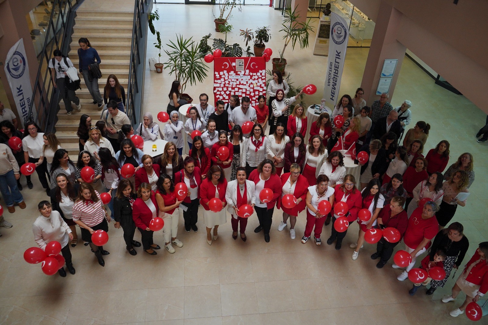 EÜ Hemşirelik Fakültesinde balonlar Cumhuriyet için havalandı