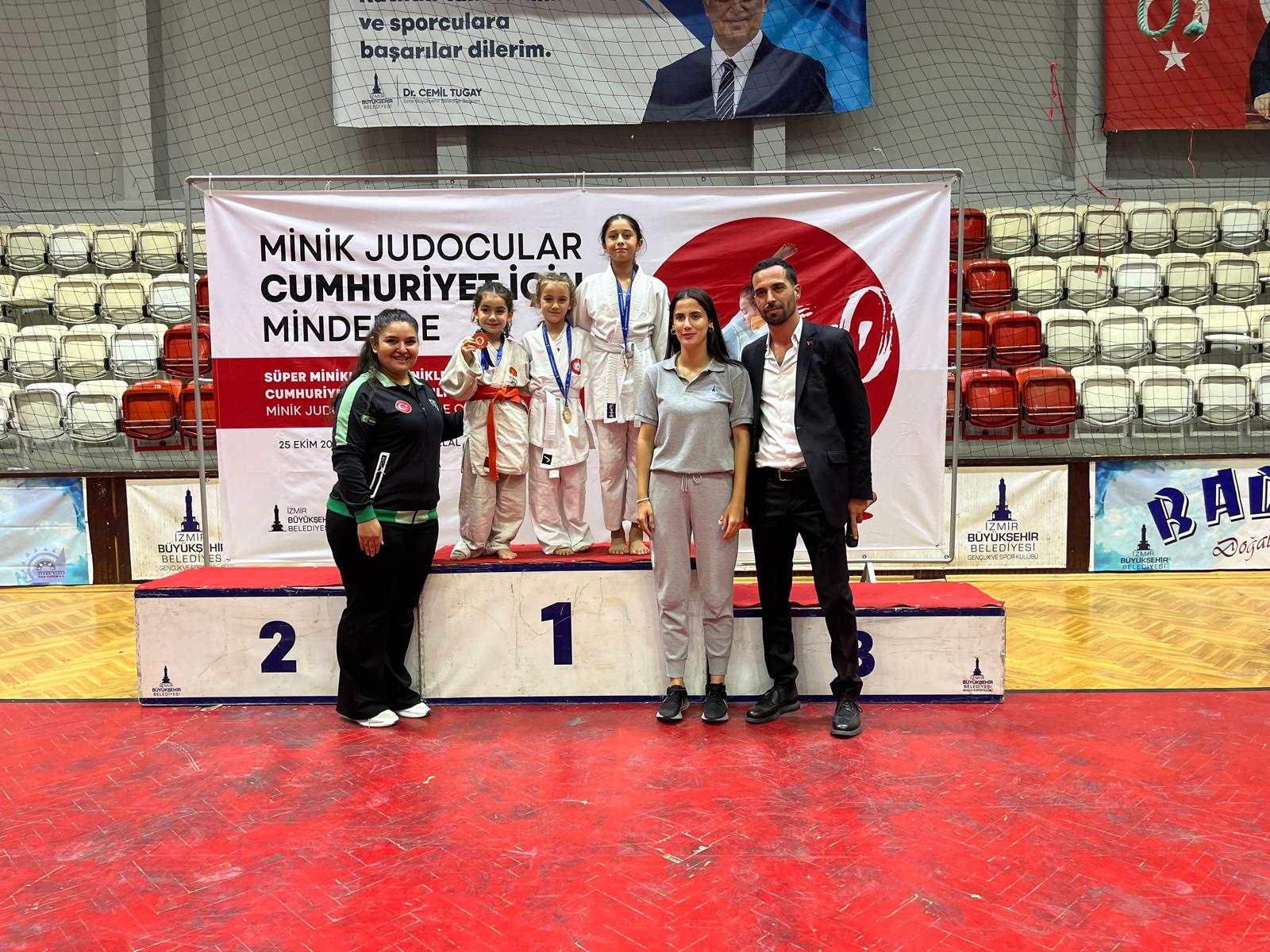 Konak’ın judo takımı ilk turnuvadan madalyalarla döndü