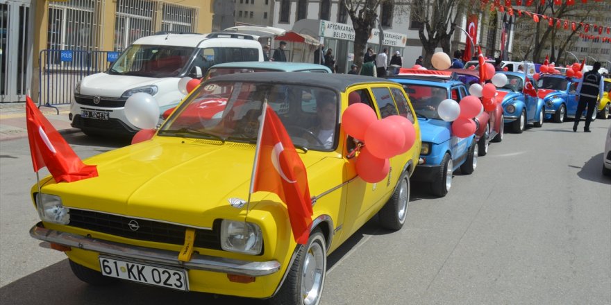 Afyonkarahisar'da 23 Nisan'ı evlerinde kutlayan çocuklar bayram coşkusunu konvoyla yaşadı