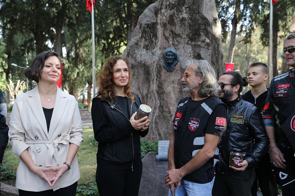 Karşıyakalılar “Ata’ya Saygı Zinciri”nde buluştu