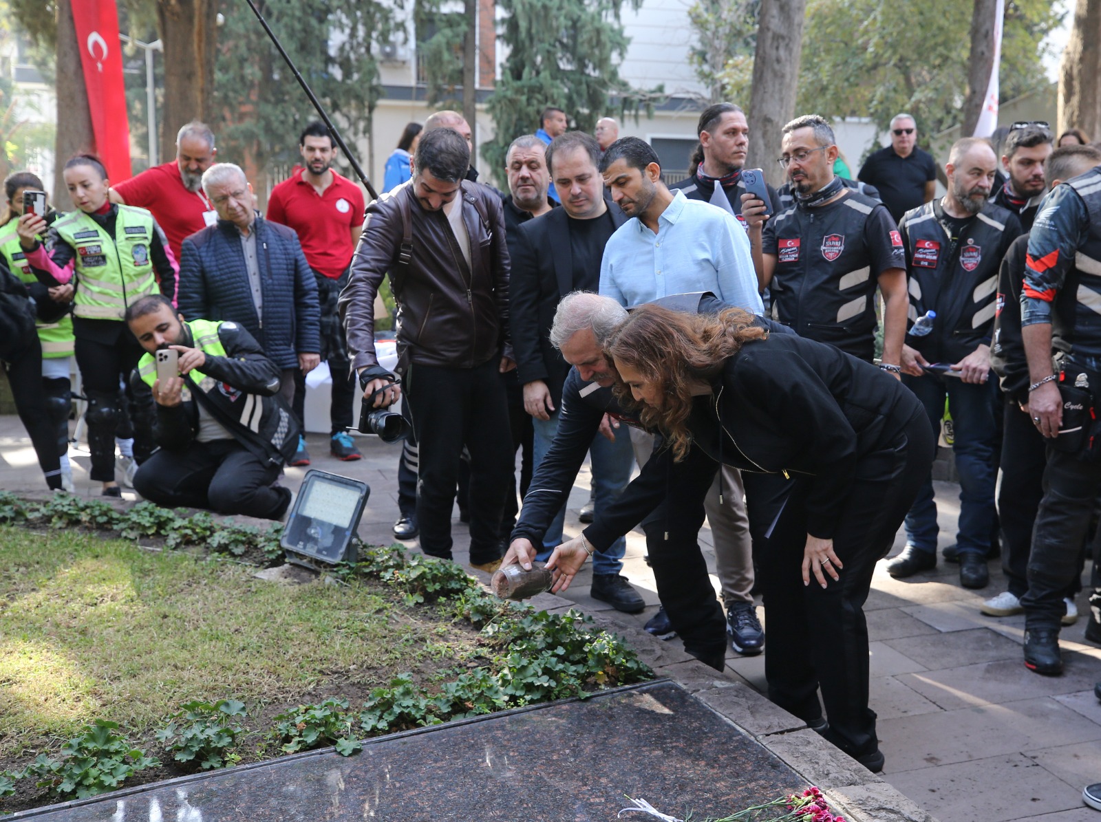 Karşıyaka’da anlamlı etkinlik: Üç vatan toprağı, Zübeyde Anne’nin huzurunda buluştu!