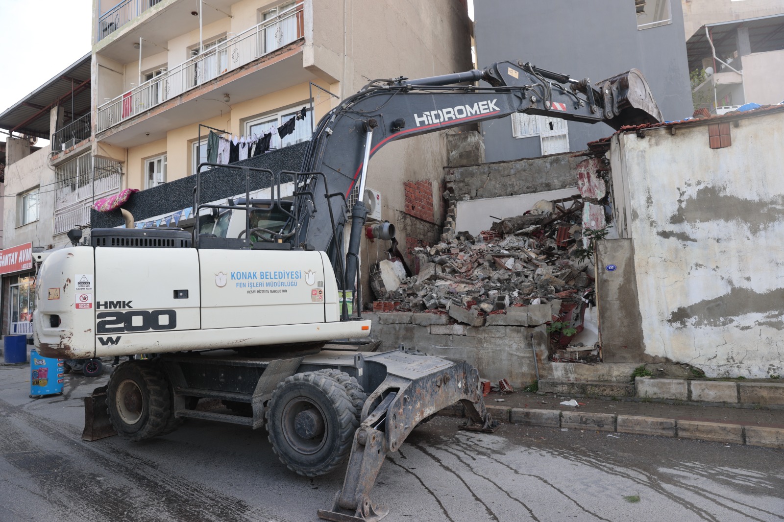 Konak’ta metruk yapıların yıkımı devam ediyor