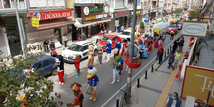 İzmir'de 23 Nisan Ulusal Egemenlik ve Çocuk Bayramı kutlanıyor