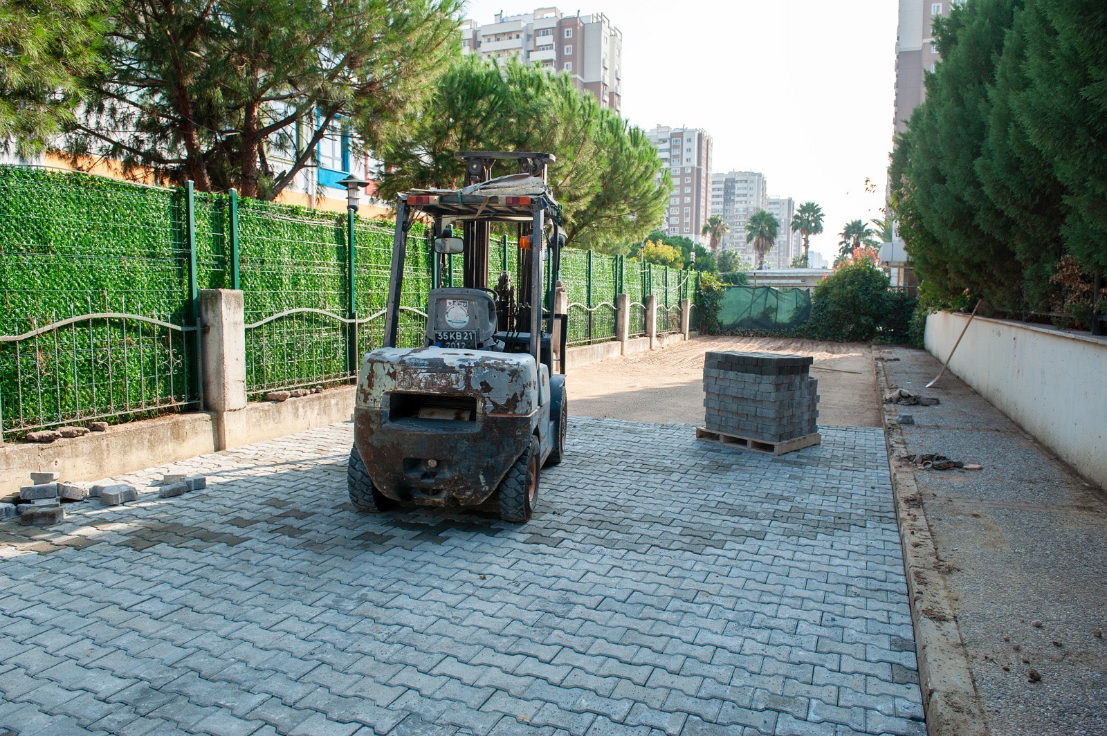 Karşıyaka’da okul çevrelerinde yol bakım çalışması