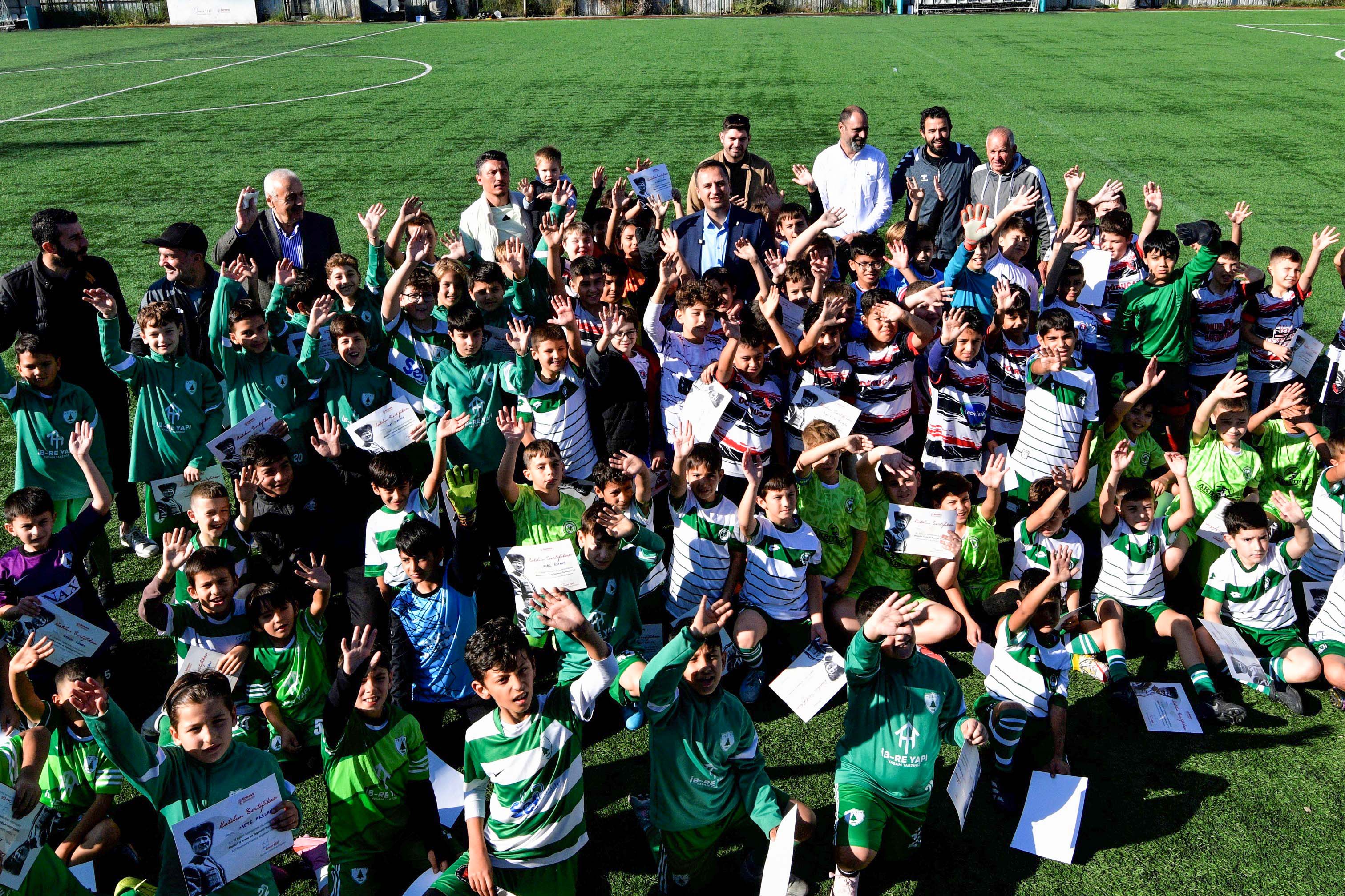 Bornovalı minikler 10 Kasım anısına mücadele etti