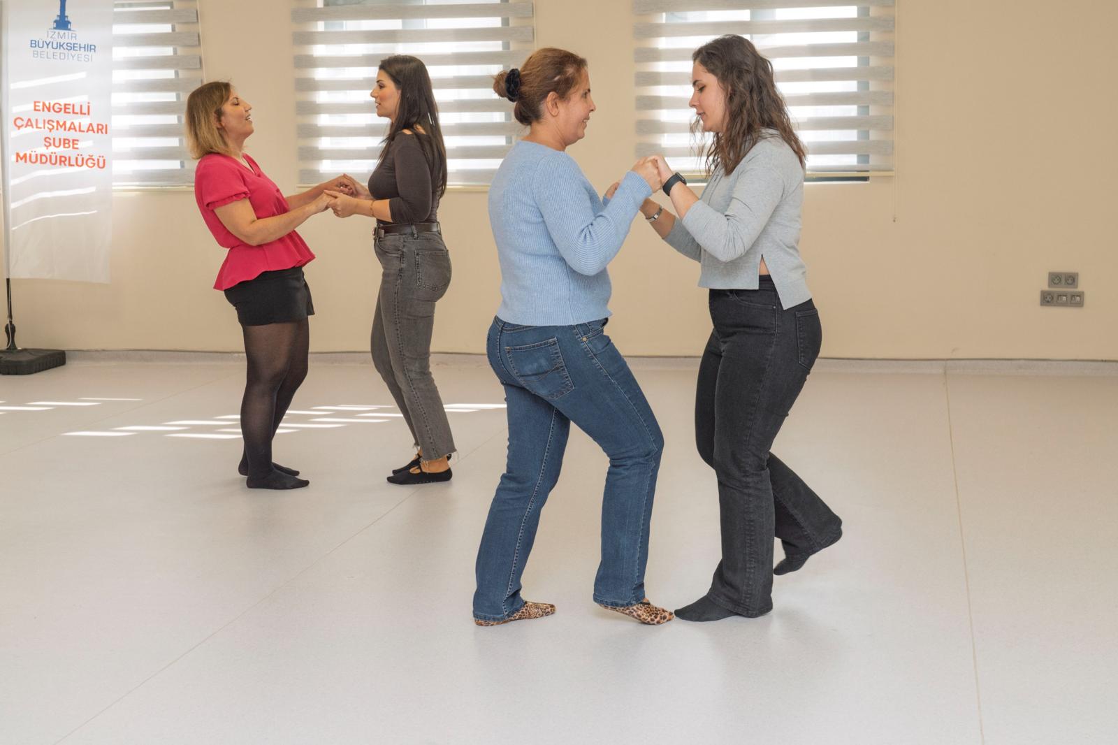 Hissederek dans ettiler