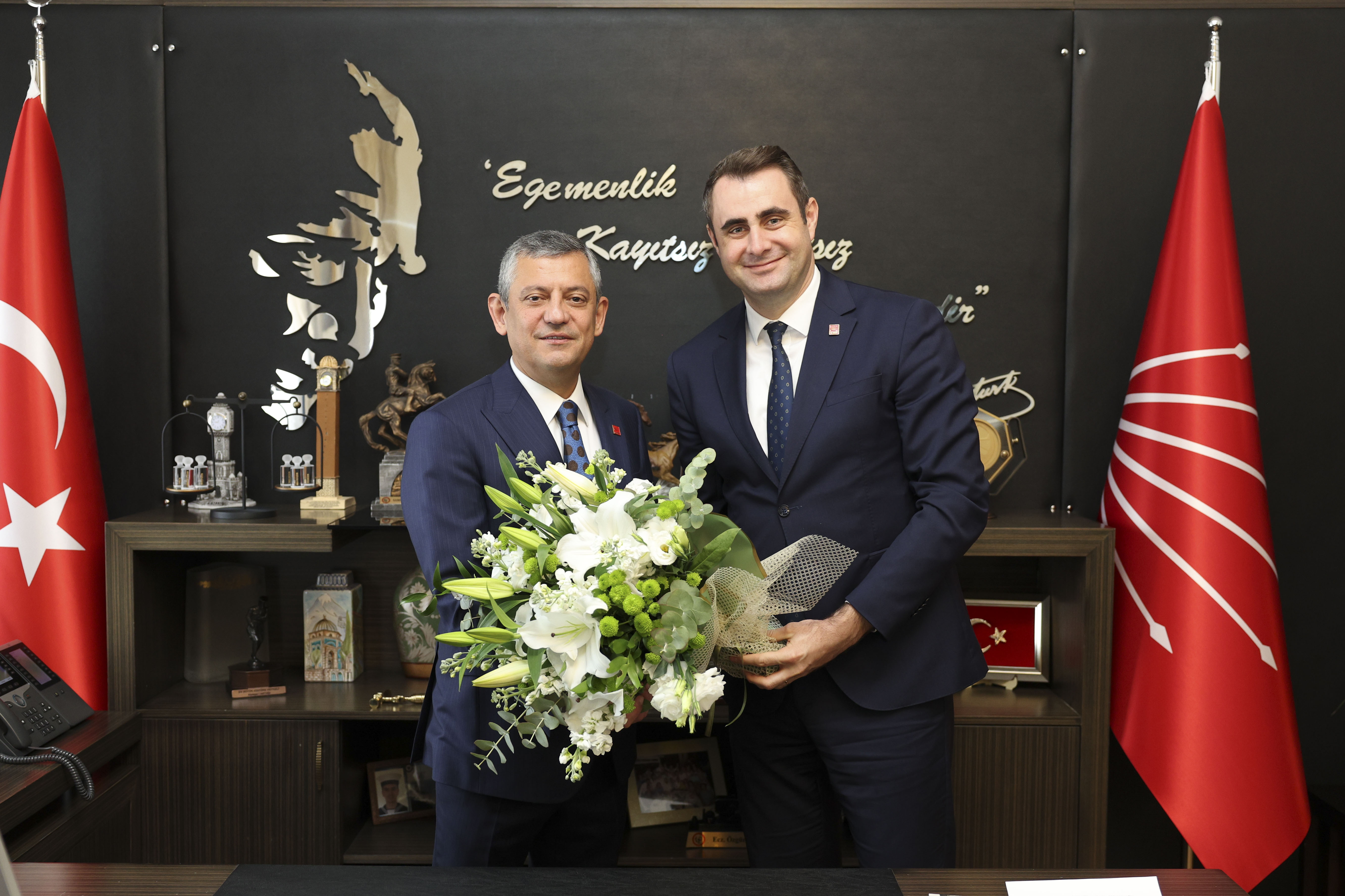 İZMİR ÖRGÜTÜNDEN CHP GENEL BAŞKANI ÖZGÜR ÖZEL’E ZİYARET