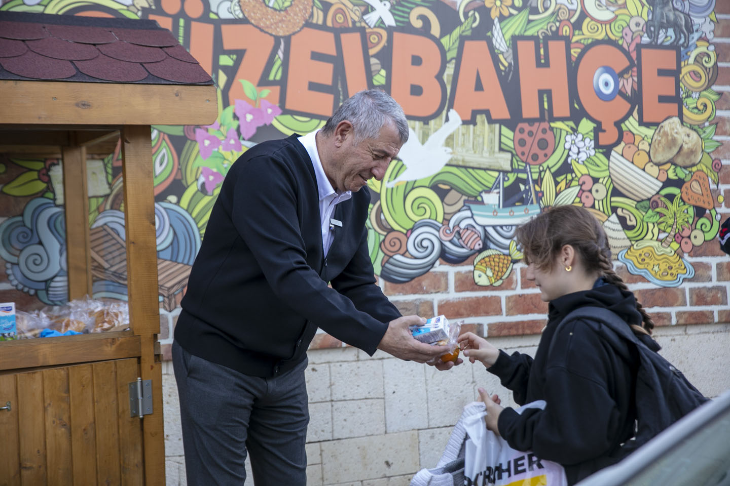 Çiftçinin dalında kalan malı belediye öğrencilere dağıttı