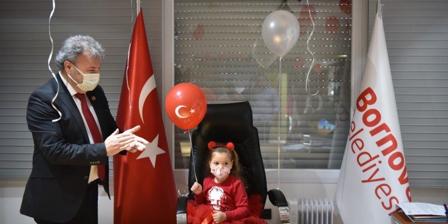 Depremin sembollerinden Ayda, makam koltuğunda