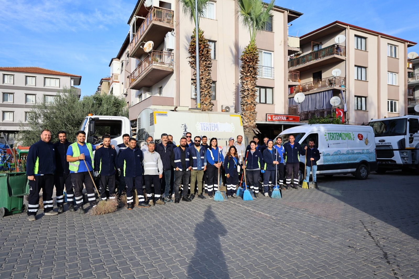 TEMİZLİK EMEKÇİLERİ CUMHURİYET MAHALLESİ’NDE YOĞUN MESAİ HARCADI