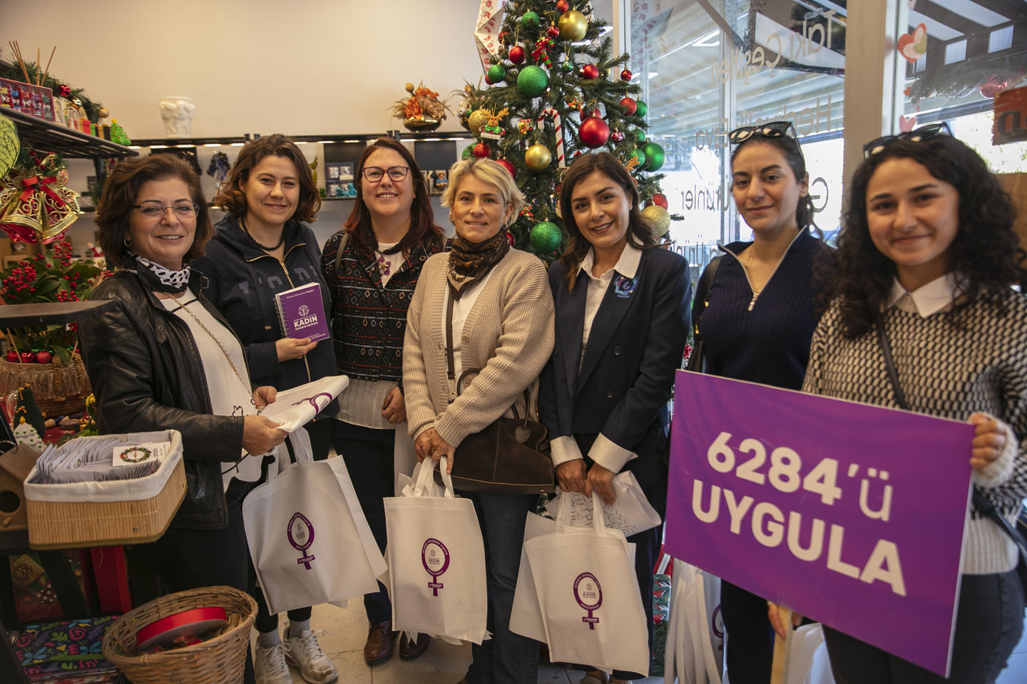 Güzelbahçe’de Belediyesi’nden 24 Kasım’a Anlamlı hediye: Öğretmenlere İsimli Kalem