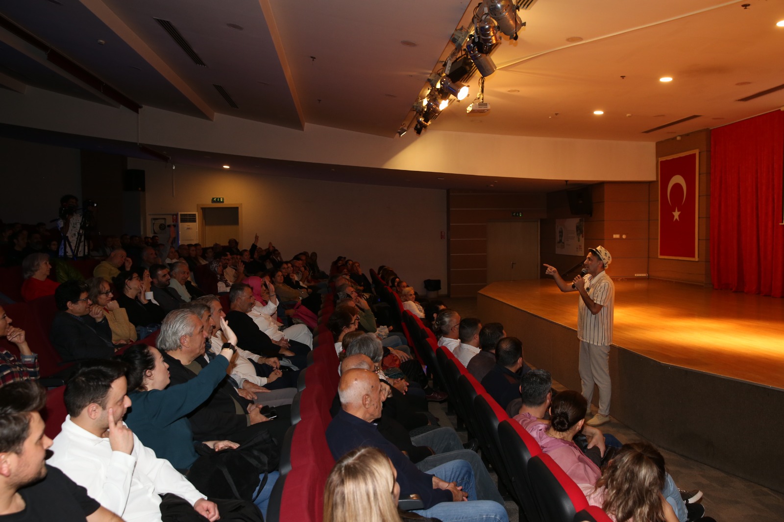 Öğretmenler Gününe Özel Kahkaha Dolu Gece: “Çiğli Komedi Akşamları” Yoğun İlgi Gördü