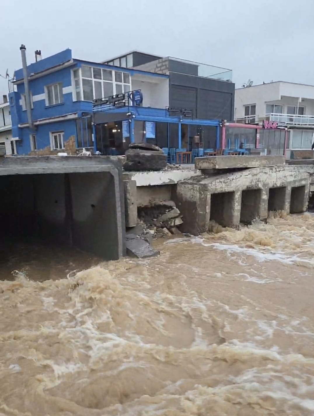 Karaburun, Çeşme ve Foça'da etkili olan yağışlar için ekipler seferber oldu