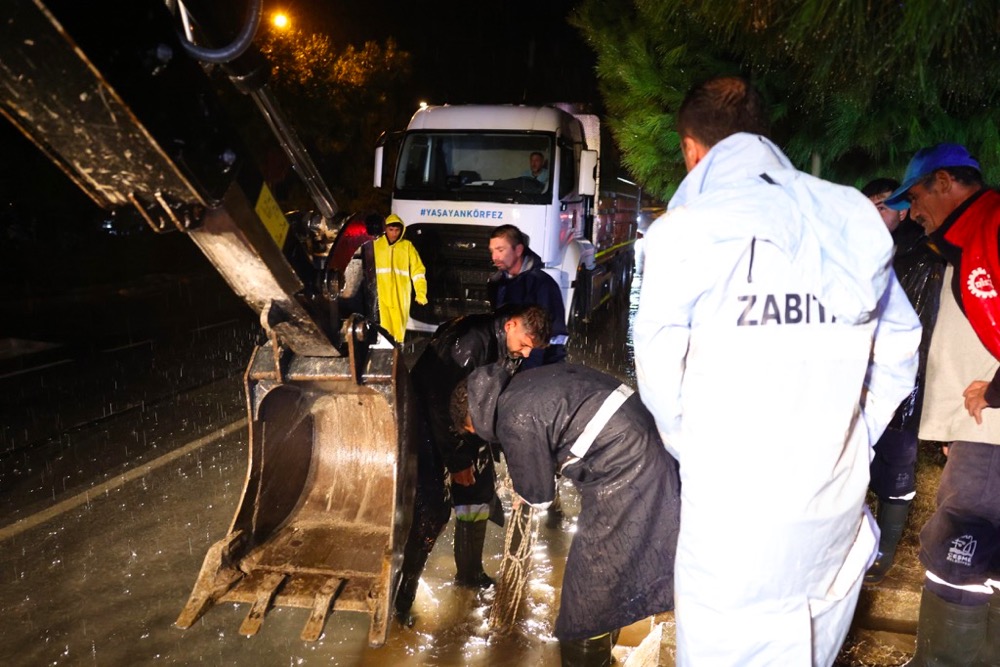 Çeşme Belediyesinden olağanüstü yağışa olağanüstü müdahale
