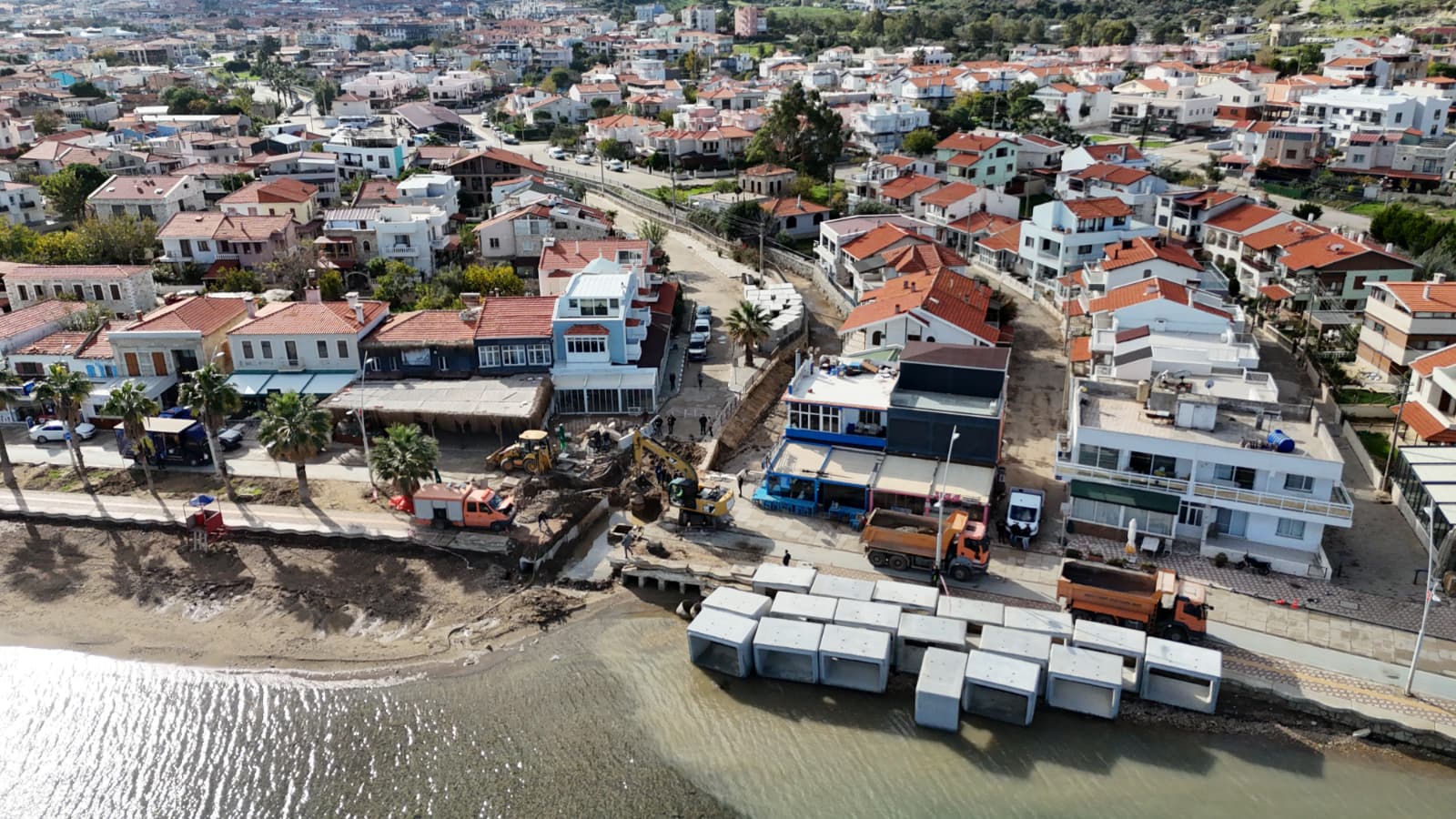 Foça'da dere yatağına yapılan kanal taşkını önledi