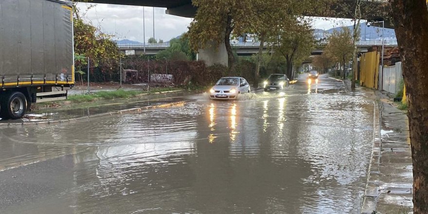 Sağanak etkisi... İzmir'de yollar göle döndü!