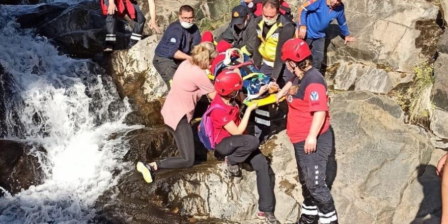 Doğa gezisinde kayalıklardan düştü