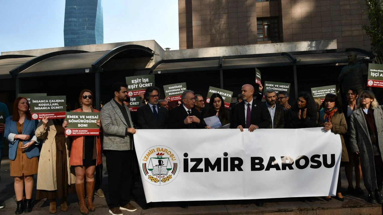 İzmir'de işçi avukatlardan eylem: 'Hakça ücret' talebi!