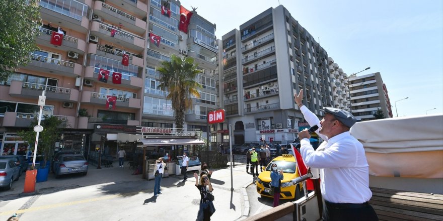 İzmir Büyükşehir Belediye Başkanı Soyer, kent turu atarak vatandaşların bayramını kutladı