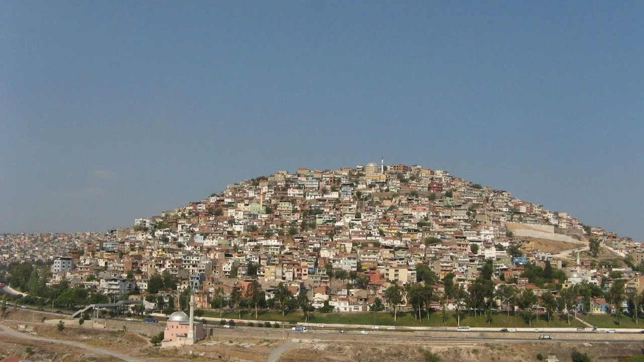 İzmir’in “fareli köyü”nün zemini kayıyor: Facia kapıda!
