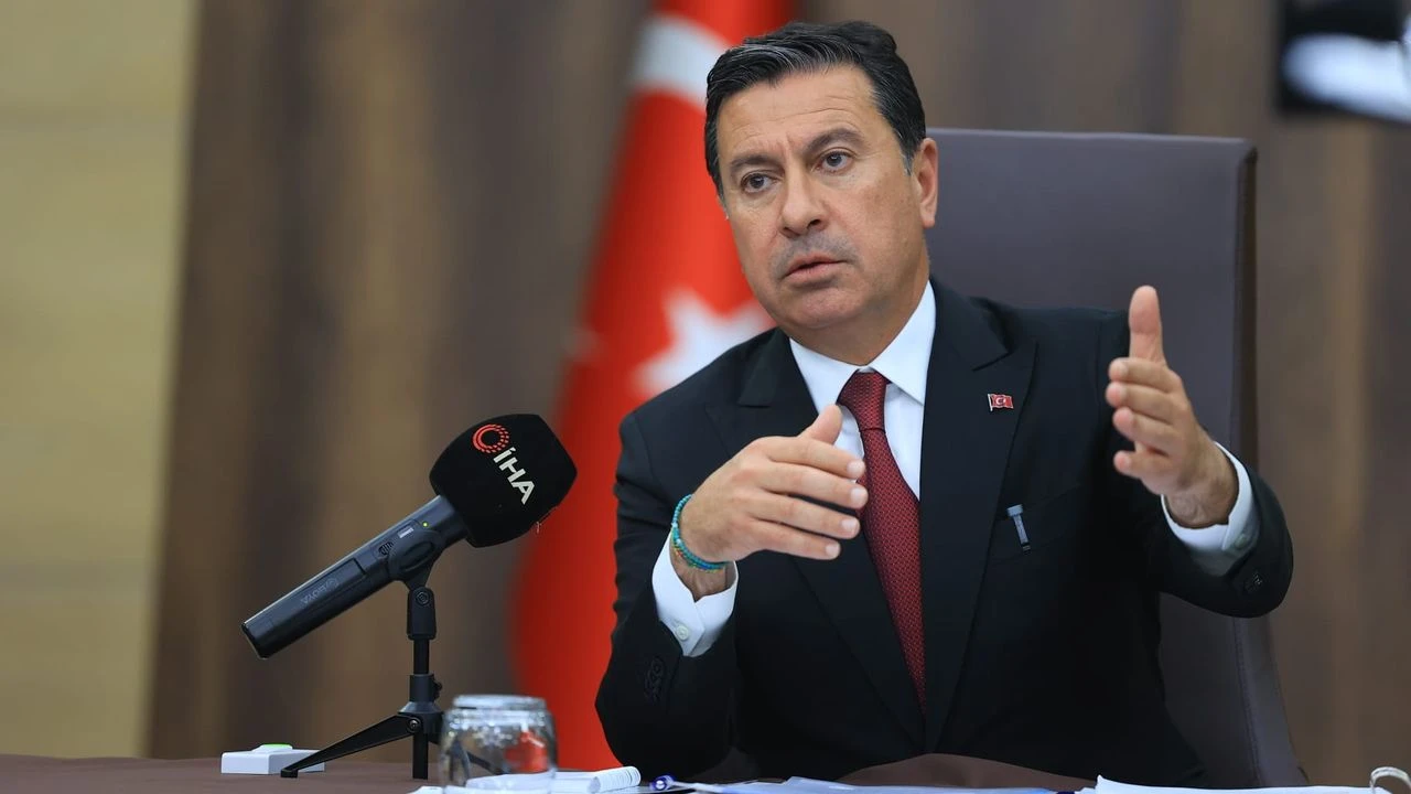 İzmir'deki turizm zirvesinde hedef bakanlık: "Nemalanmayacakları hiçbir şeye okey demiyorlar"