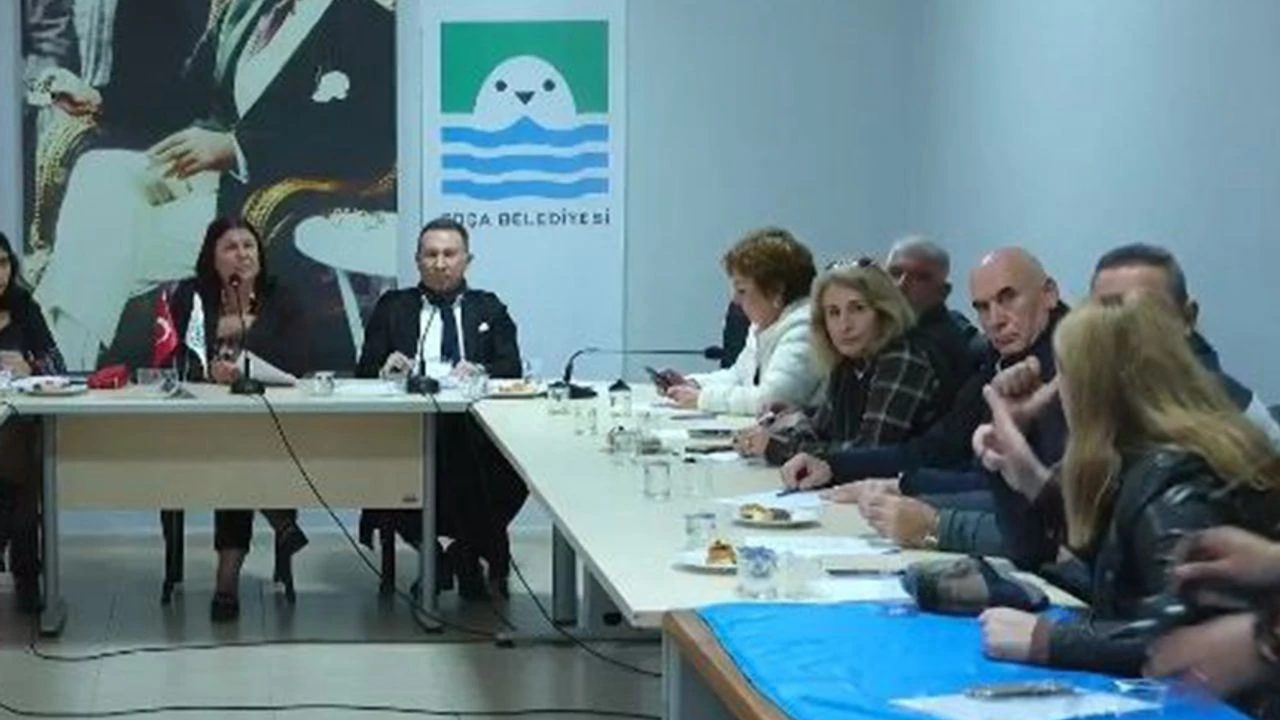 Başkan Fıçı ile CHP’li üye kapıştı: Foça meclisinde masalar yumruklandı!