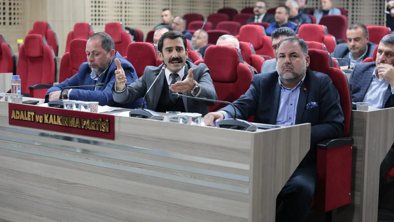 AK Partili Kişili, CHP'lilere yüklendi: CHP'li hangi belediyeyi örnek alalım?