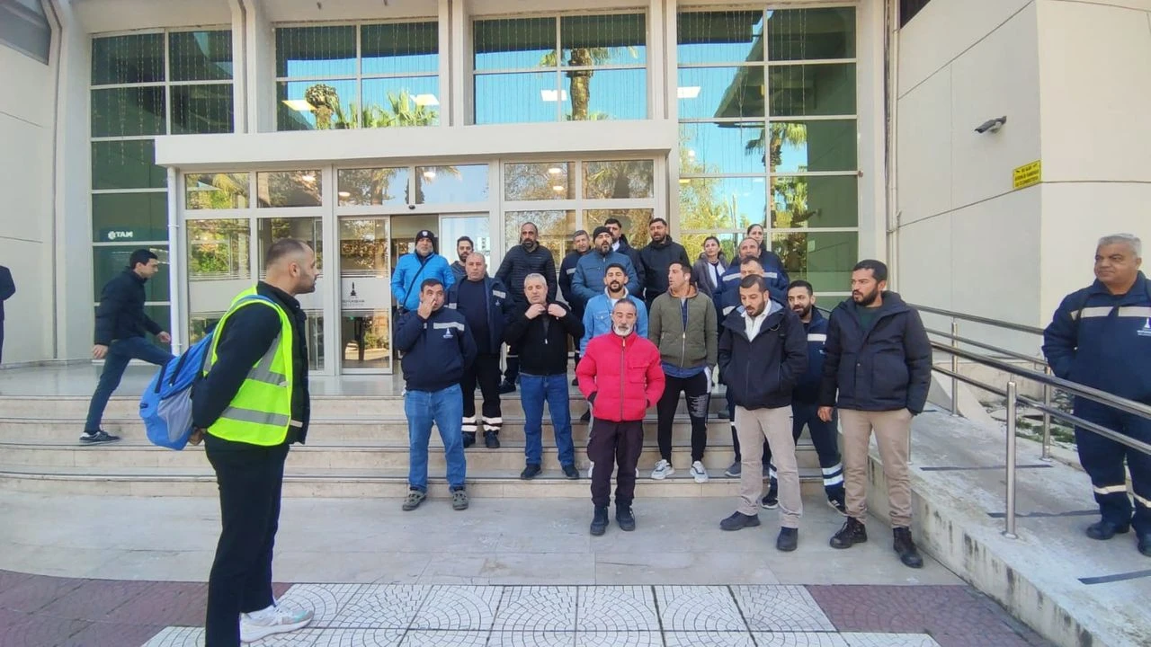 İşçiler çağırdı, sendika gelmedi... Belediye önünde TİS krizi!