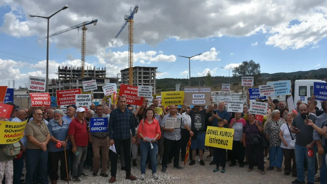 Uzundere’de 3’üncü etap teslim edildi: Hak sahiplerinden “takvim” çağrısı