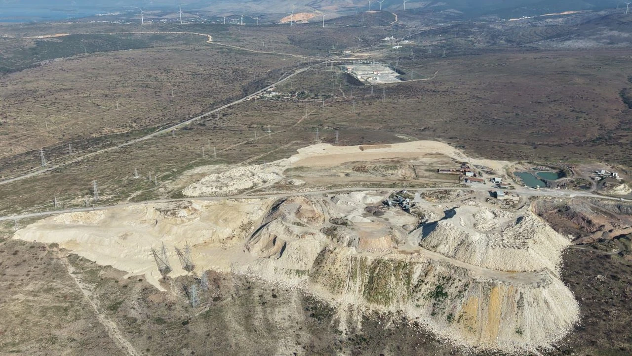 Çeşme'de baraj havzasında kaçak döküm iddiası!
