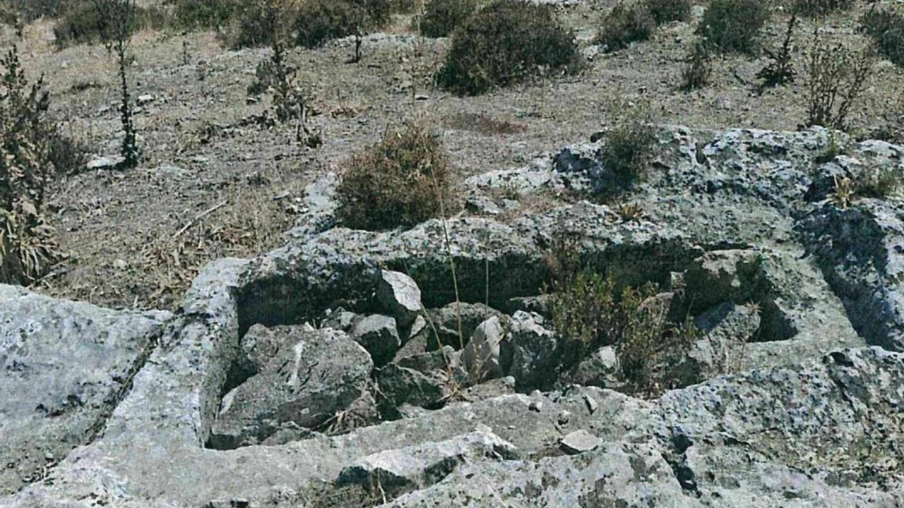 Menemen’de Roma izleri… Çivi bile çakılamayacak!