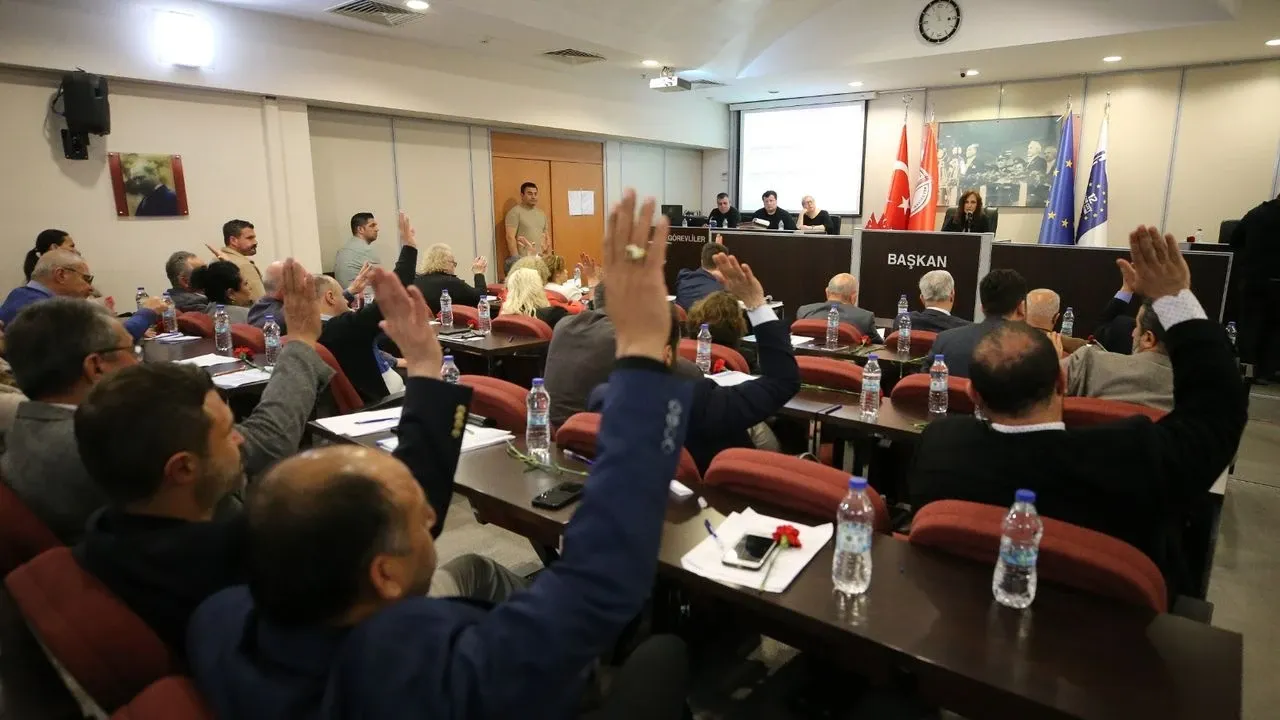 Karşıyaka’da yeni yılın ilk meclisi… Dev borçlanmaya oy çokluğu!