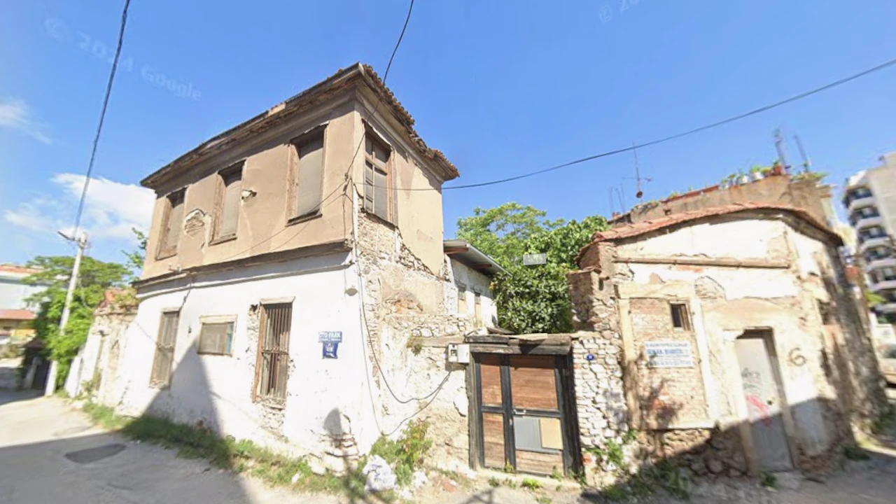 Bornova'da dikkat çeken tartışma: Belediyenin tarihi evleri tinerci yuvası oldu!
