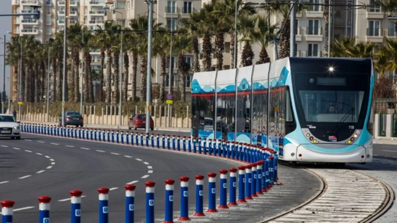 Deniz taştı… Tramvay seferlerinde aksama!