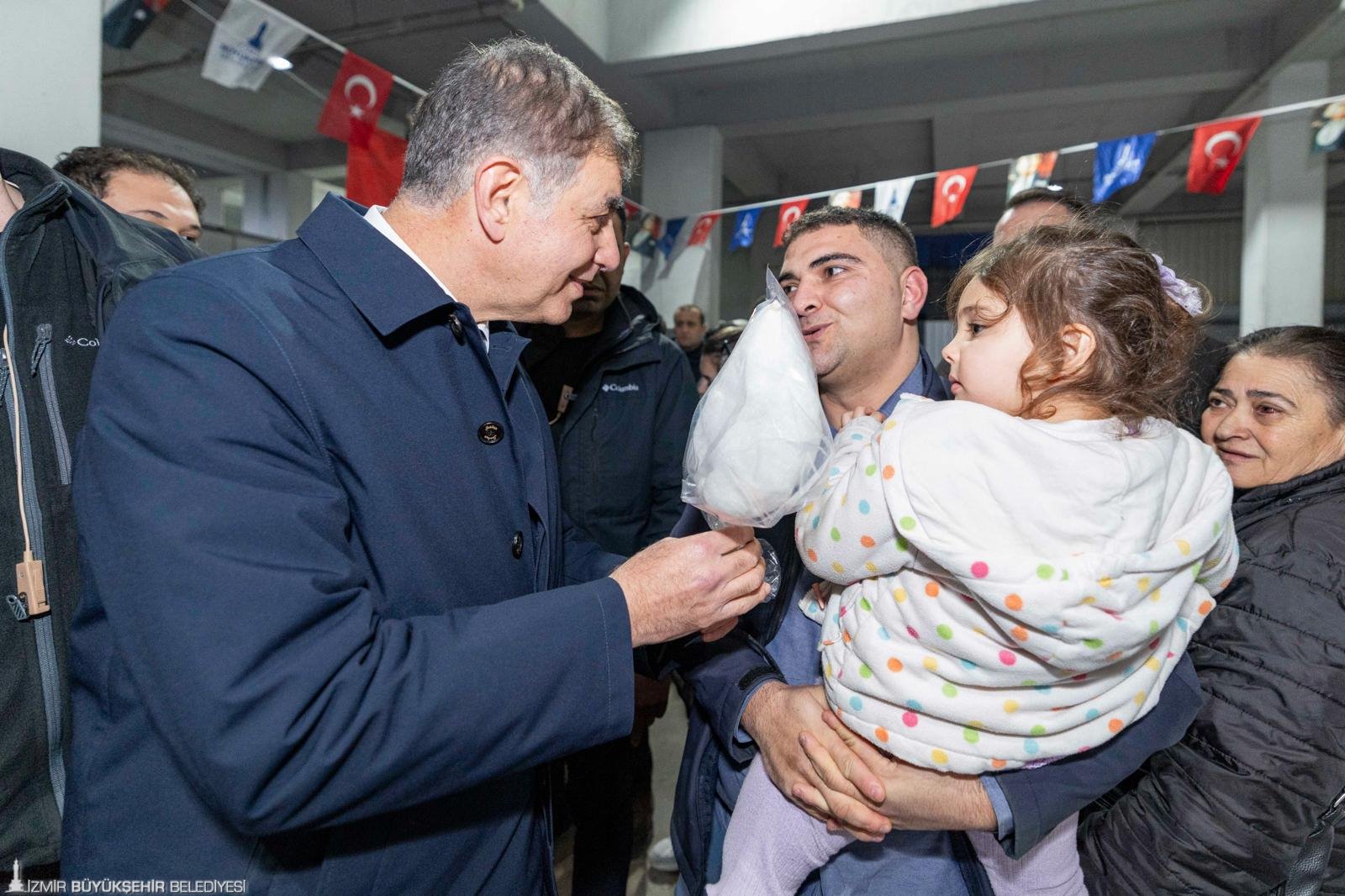 Başkan Tugay binlerce Bucalıyla ramazan sofrasında buluştu