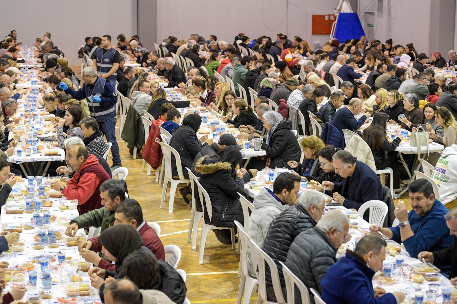 Büyükşehir’in iftar sofrası bu kez Foça’da kuruldu “Hiç kimsenin kendini yalnız hissetmediği bir yaşamı var etmek istiyoruz”