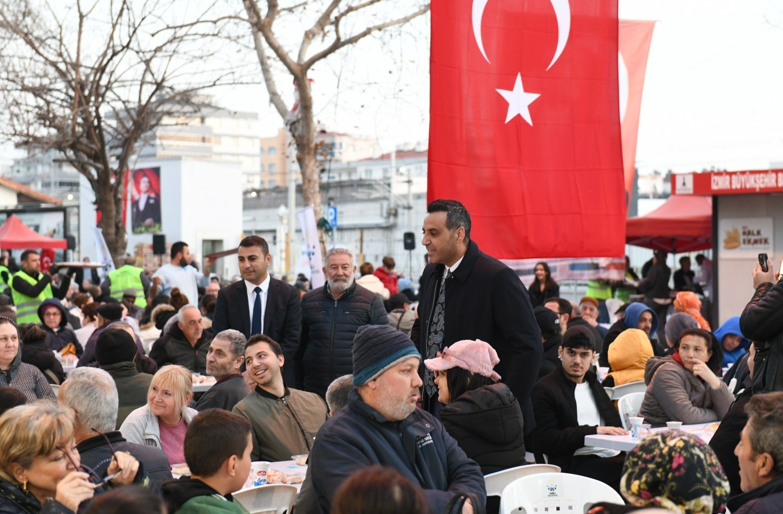 Çiğli’de Kadir Gecesi’nde Binler Aynı Sofrada Buluştu