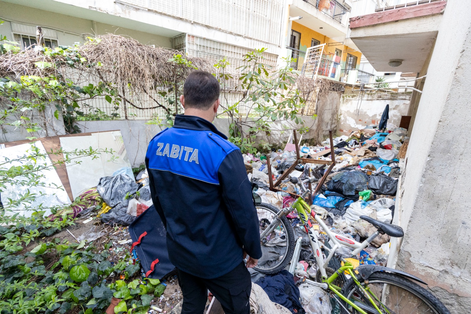 Karşıyaka Belediyesi’nden çöp eve müdahale: 3 ton atık çıkarıldı