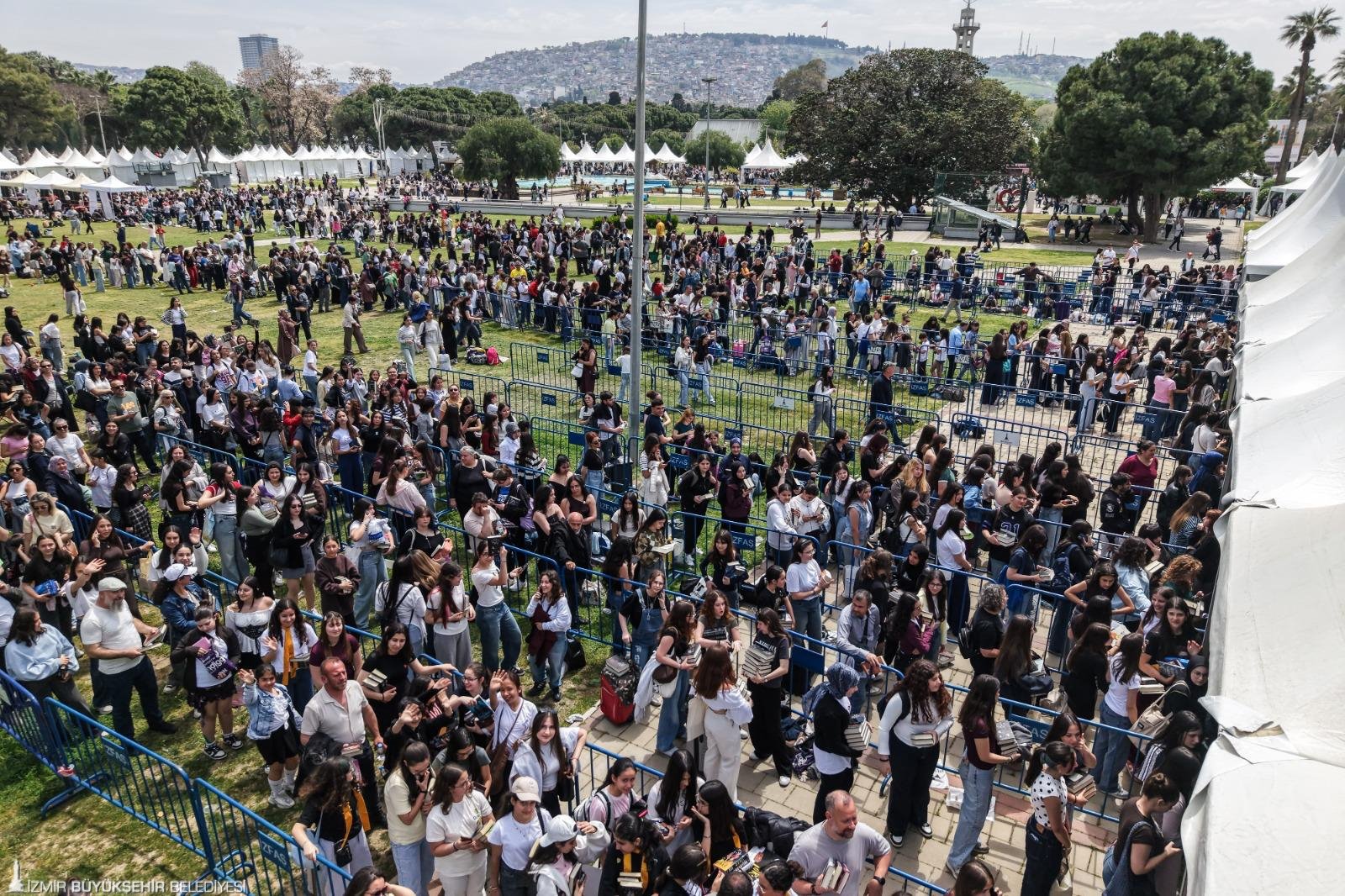 İZKİTAP’ta edebiyat şöleni yaşanıyor