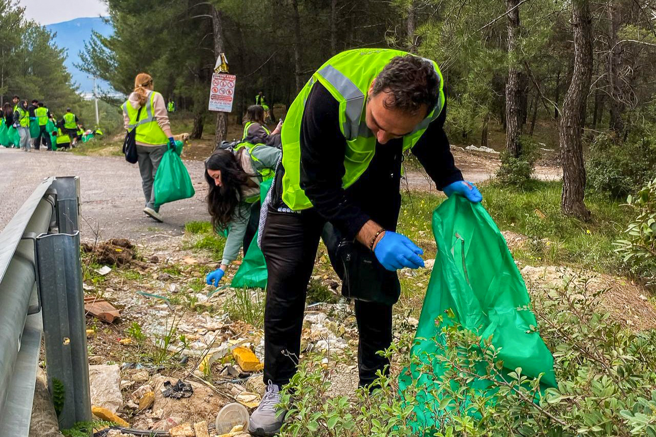 Bornova’da anlamlı temizlik hareketi