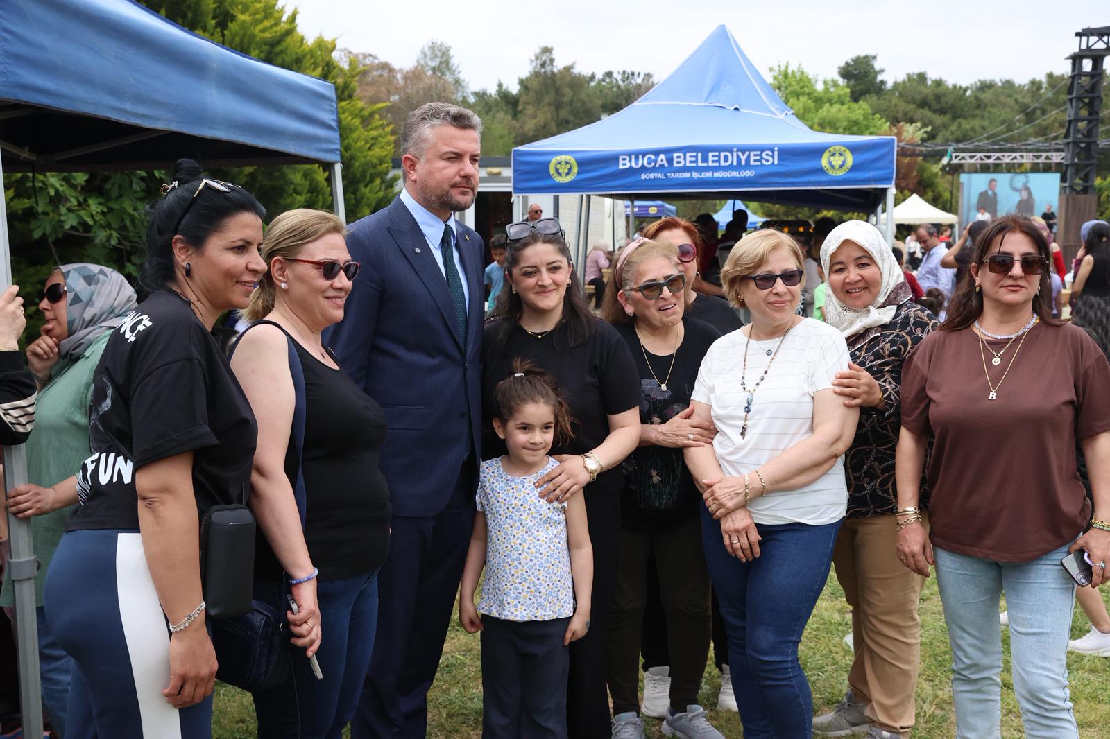Buca Gölet'te Anneler Günü coşkusu