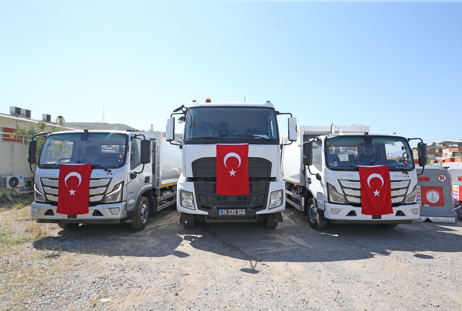 Karşıyaka’nın temizlik filosu üç yeni kamyonla güçlendi