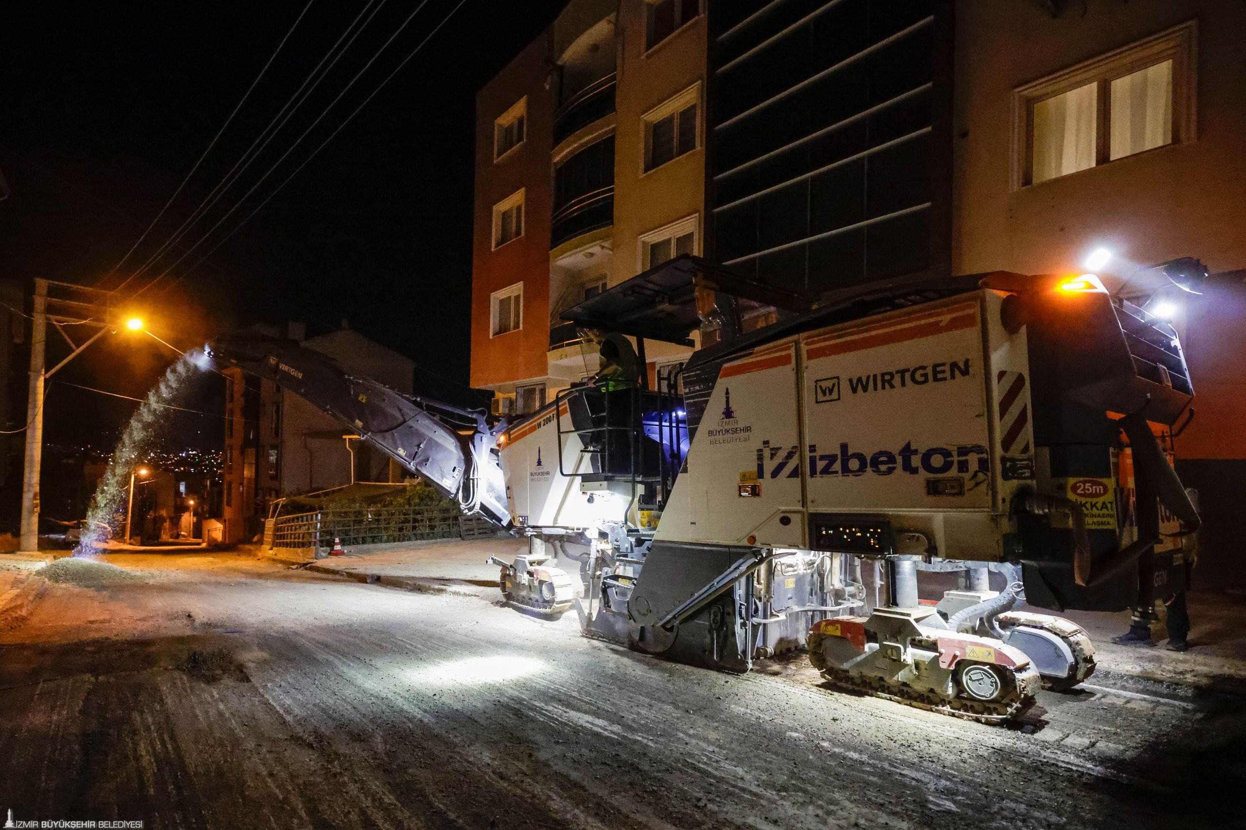 Toros Caddesi’nde gece asfalt mesaisi